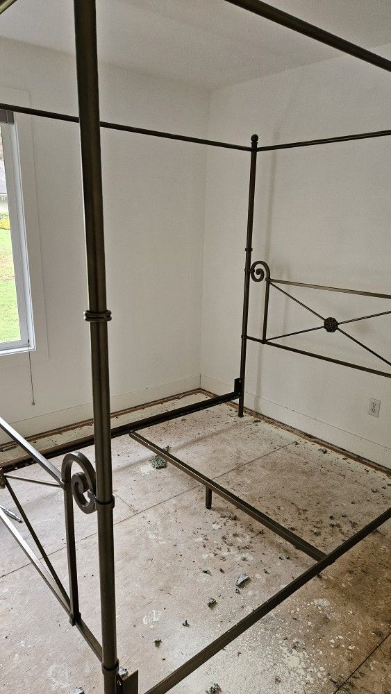 Queen Canapy bedframe