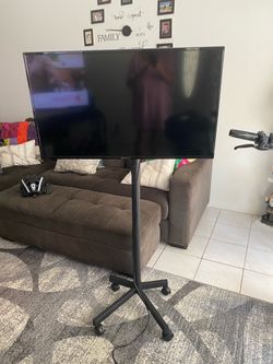 Emerson 32” Tv on rolling stand