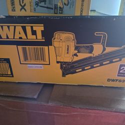 DEWALT 20VMAX 21° PLASTIC ROUND HEAD FRAMING NAILER NEW 