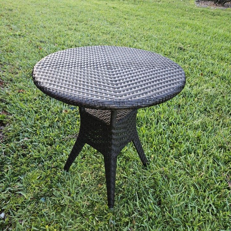 BROWN RESIN WICKER TABLE 29iN HI
