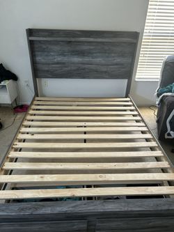 Ashley Queen Size Wood Bed Set