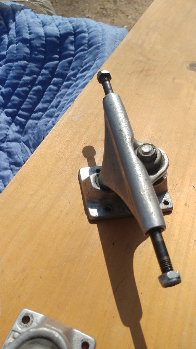 Orion skateboard trucks