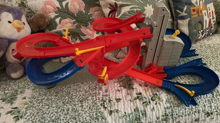 Hot wheels tracks