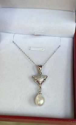 Sterling silver necklace with freshwater pearl