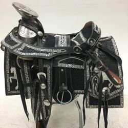 Montura Charra Con todo El Herrage,Los Estribos Y El Fuste Plateado 