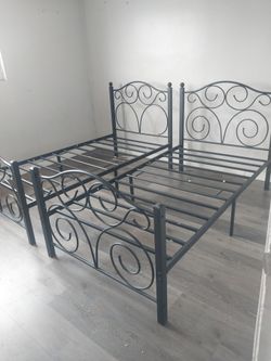 2 METAL TWINS SIZE BED FRAME