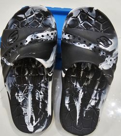 BOYS SKECHERS SIZE 2