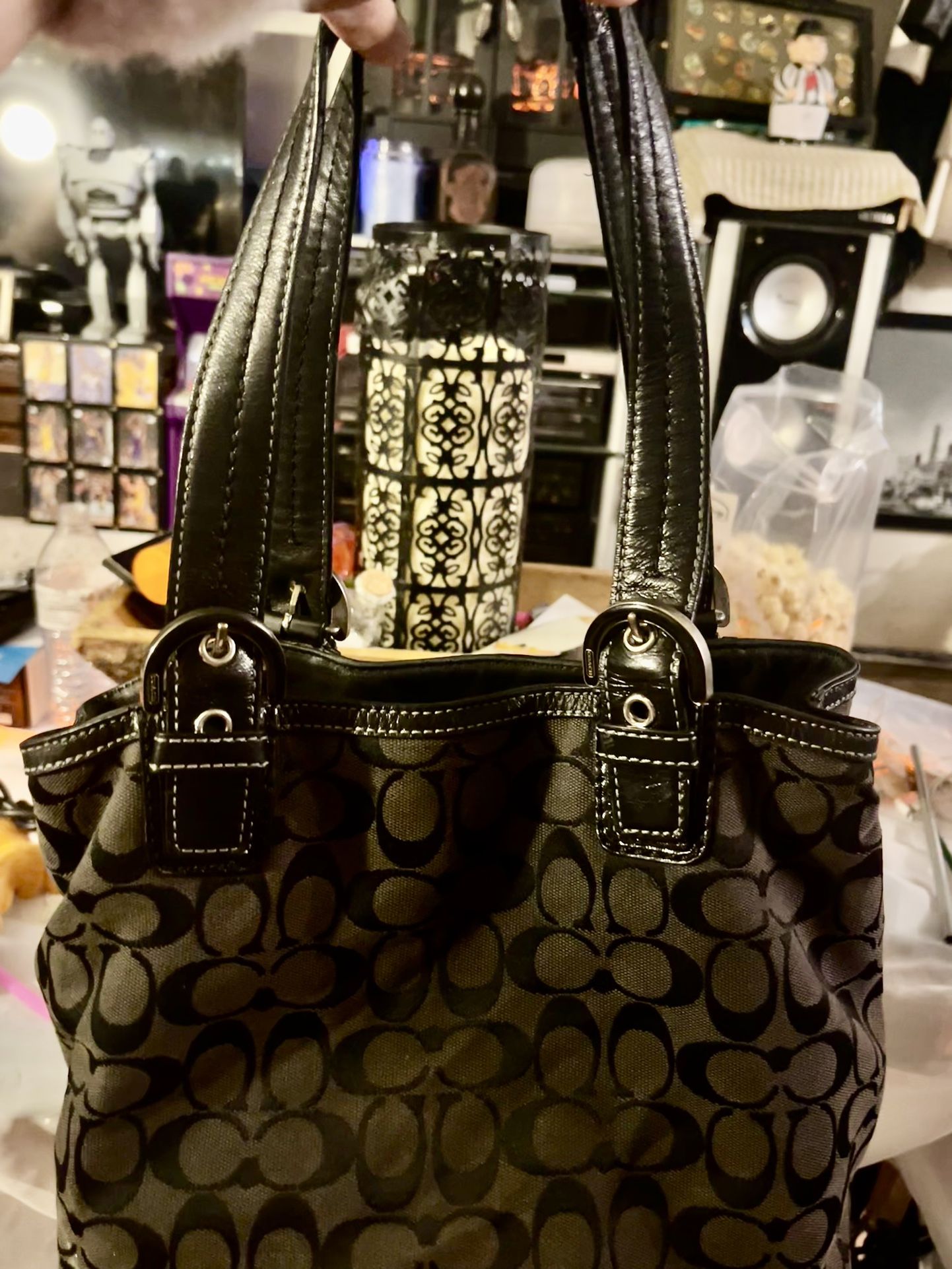 Preowned COACH F17401 Signature Tote Handbag Purse Hobo Satchel Black Gray This is an authentic Coach handbag that is sure to impress any woman.