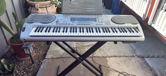 Casio electronic keyboard . Teclado electrónico
