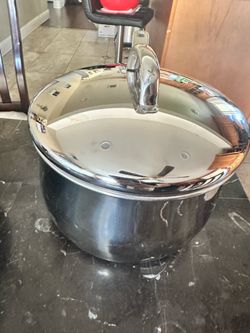 Stainless Steel Pot like new
