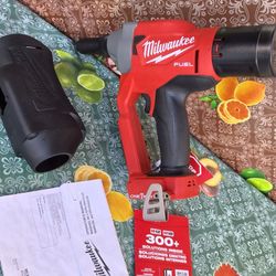 Milwaukee
M18 FUEL ONE-KEY 18-Volt Lithium-Ion Cordless Rivet Tool with Protective Boot