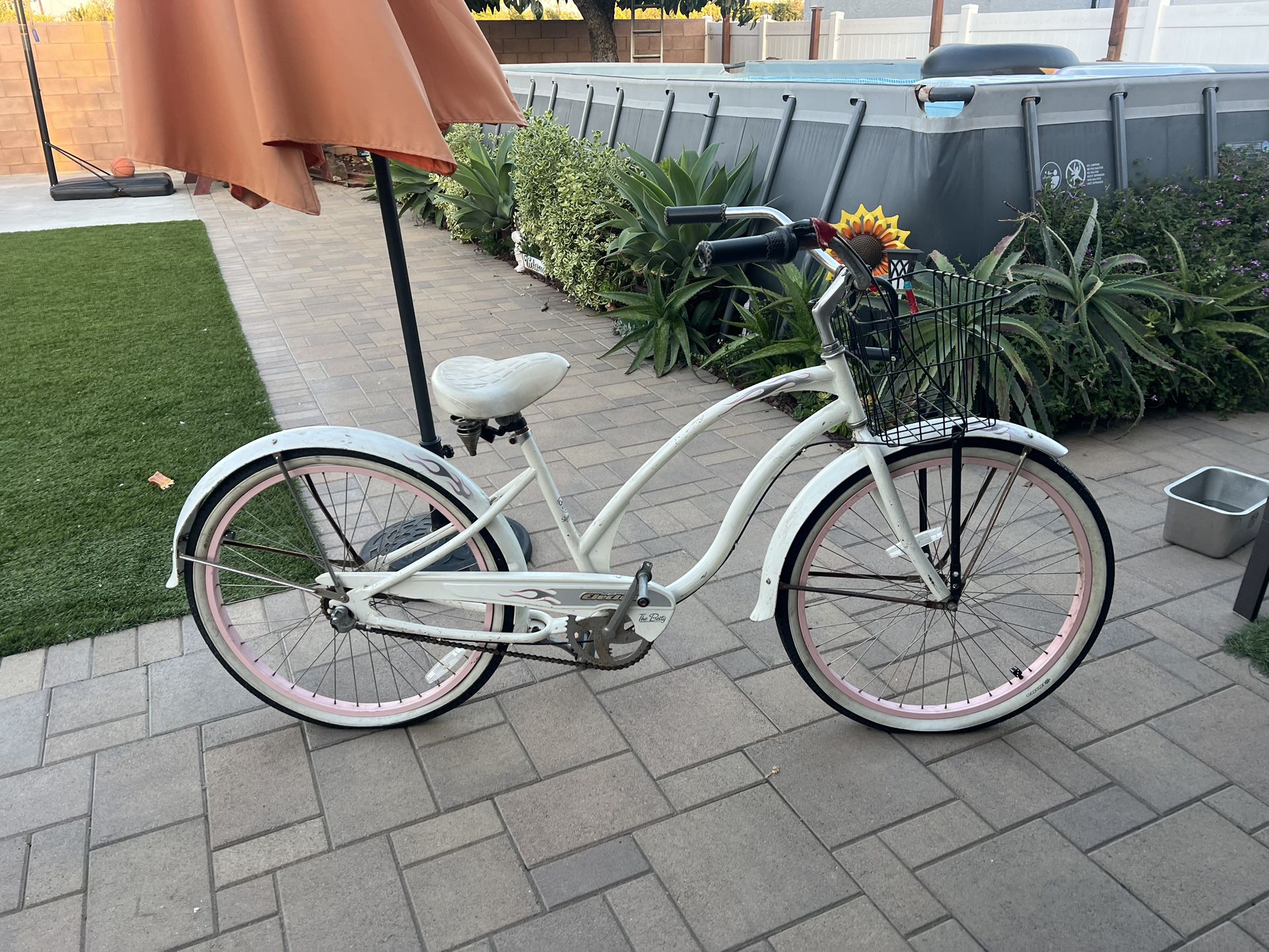 Electra Woman's Bike 'The Betty'