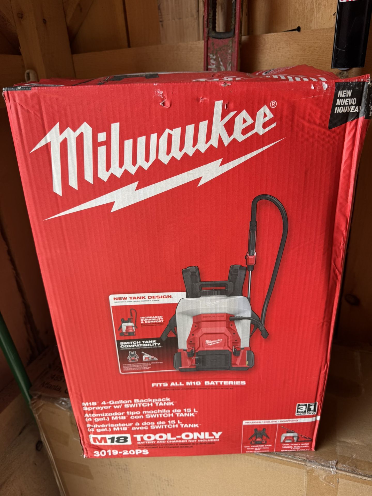 Milwaukee M18 18V 4 Gal. Cordless Battery Powered Backpack Pesticide Sprayer w/Switch Tank Interchangeable Capability (Tool-Only)