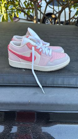 Pink Valentine’s Day Dunks 