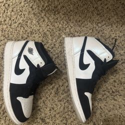Size 7 Youth Jordan 1 Mids 