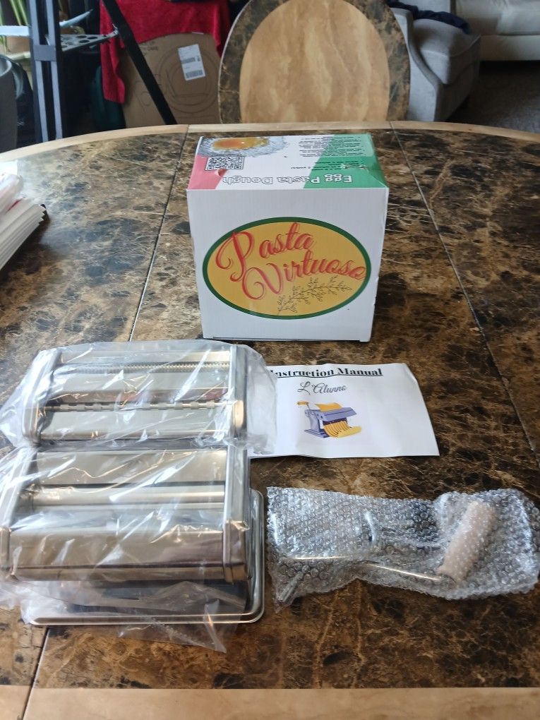 The L'Alunno Pasta Machine by Pasta Vituoso
The L'Alunno Pasta Machine by Pasta Vituoso L'Alunno is a high-quality pasta roller that offers adjust