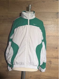 Nike white and green windbreaker jacket #windbreaker #athleisure
