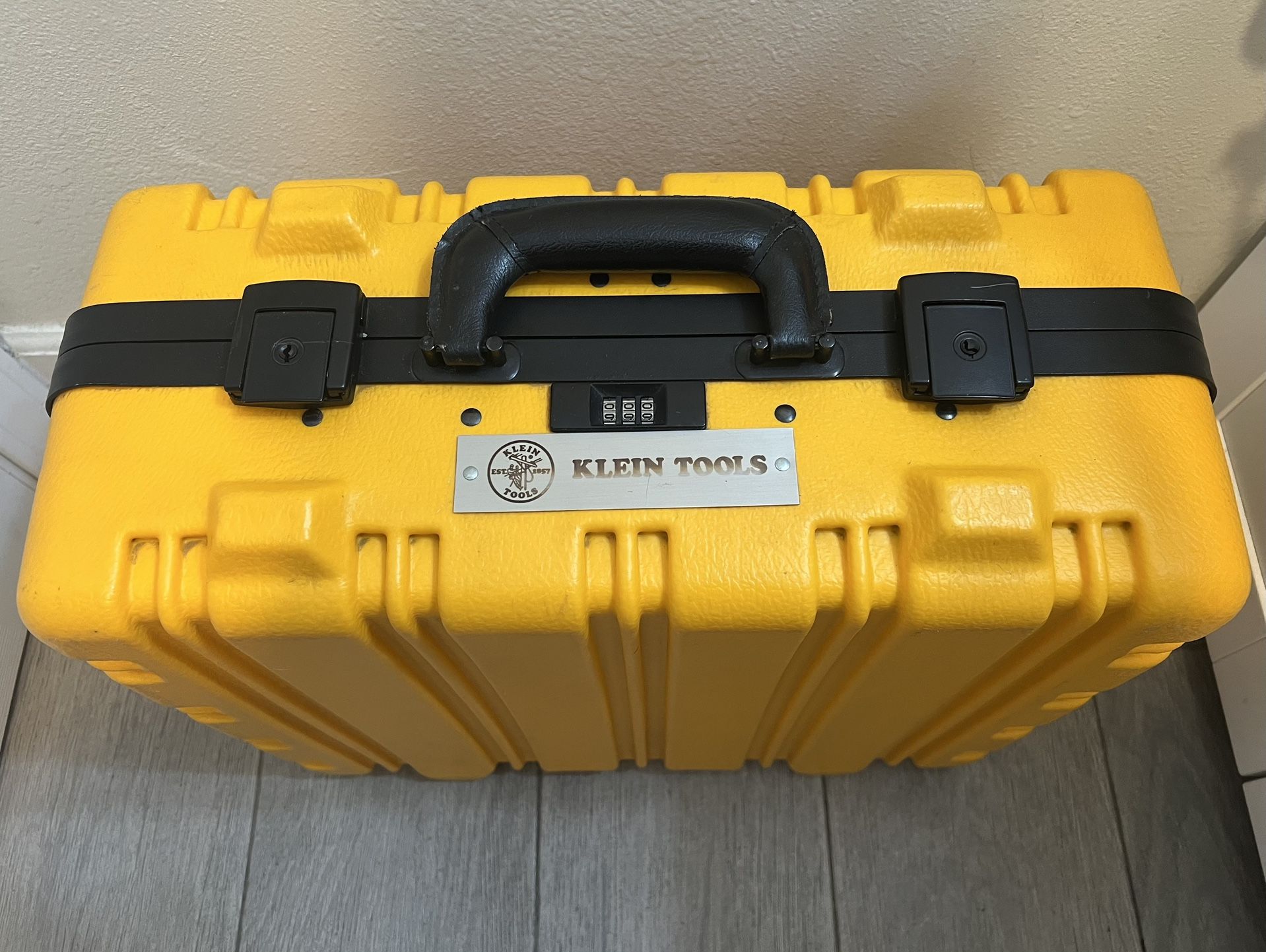 Klein Tools Insulated tool kit 13 pices with box