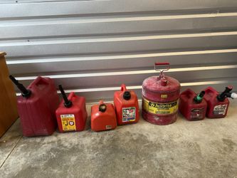 Gasoline tanks. 7 pieces. (3 gallons, 1 gallons, 2 gallons, 4 gallons)