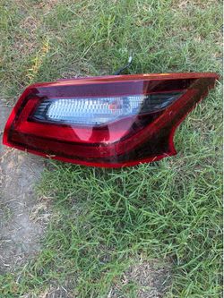 Nissan Altima right taillight 2016-2018