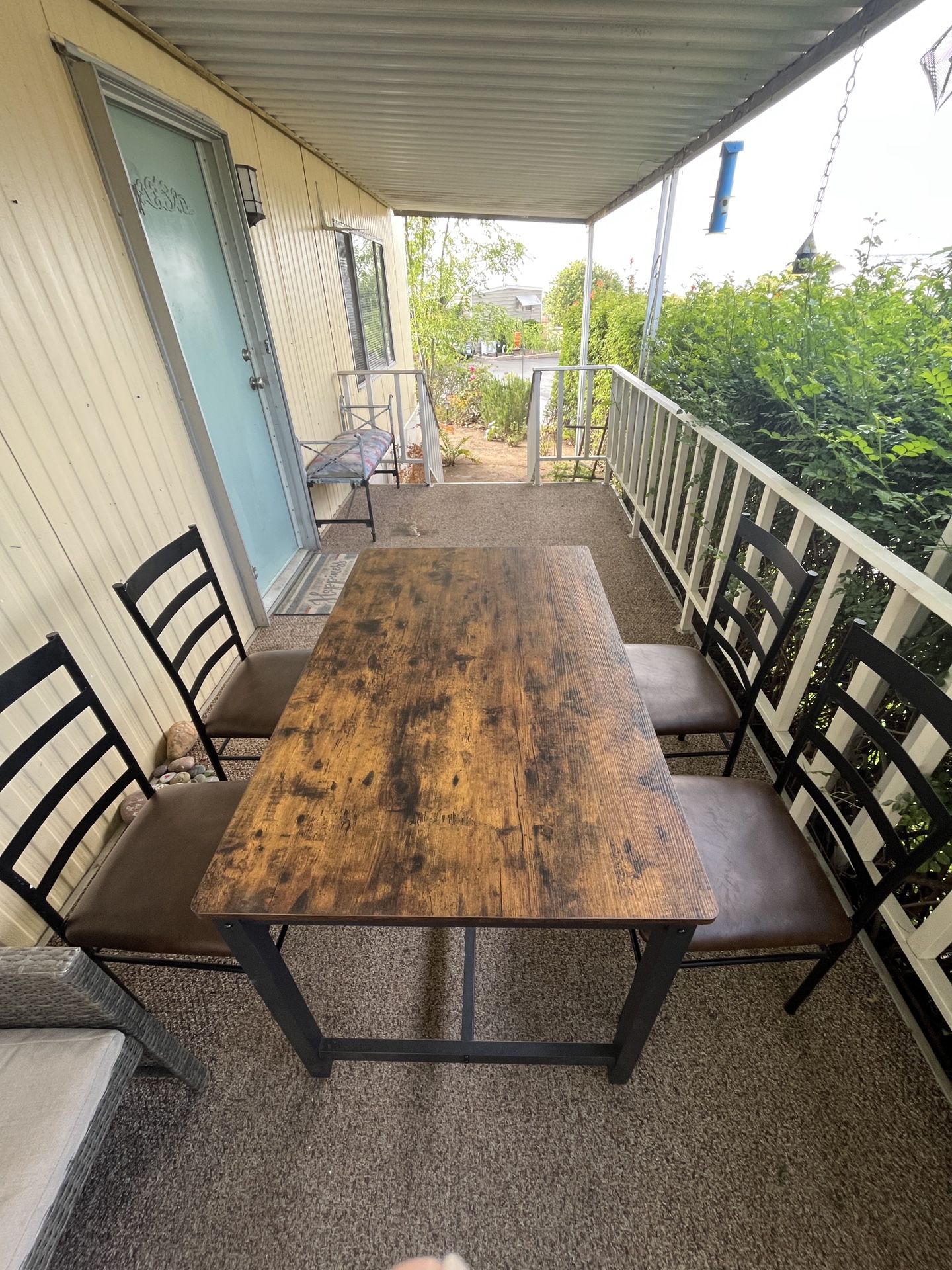 Like New Kitchen Table And Chairs