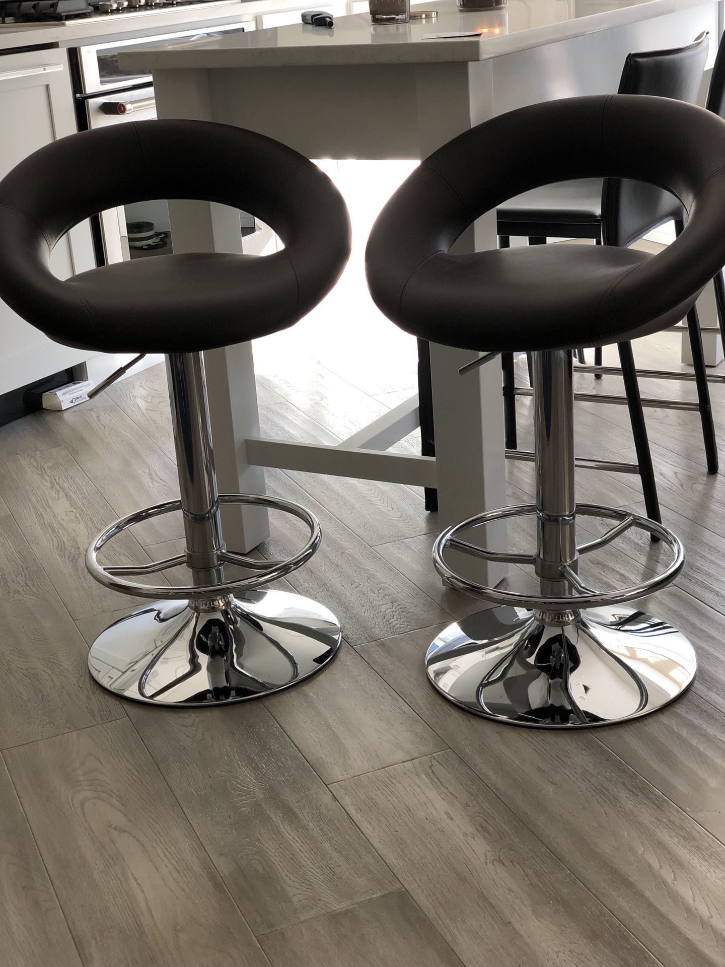 Set of adjustable bar stools