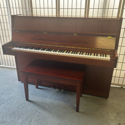Compact Beauty & Fantastic sound 2001 Samick Piano/Will Deliver  