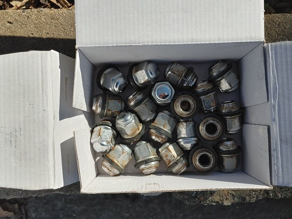 Lugs Nuts, In Very Good Condition! For Car With 20 Of Them