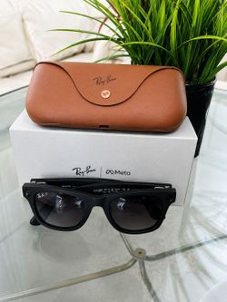 Ray-Ban Meta Smart Glasses with Case