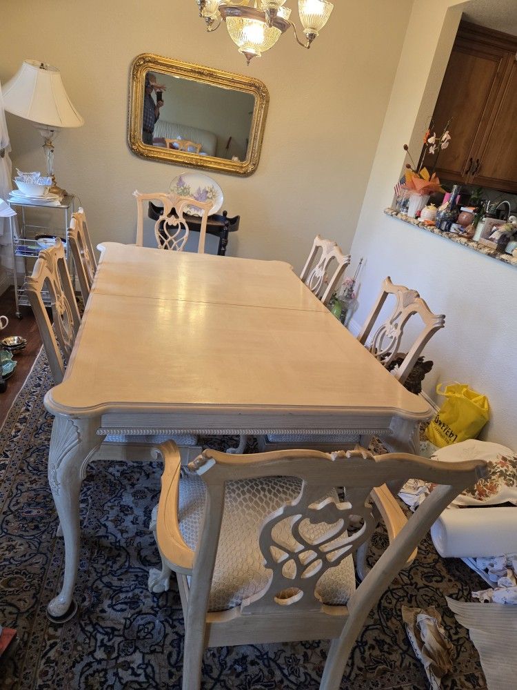 Dining Table with 7 Chippendaleset