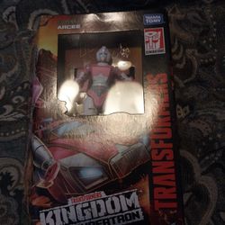 Hasbro Transformers Toys Generation War for Cybertron: Kingdom Deluxe Arcee.... Nib box conditioning has a few bends on it as in picture from storage
