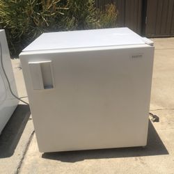 Sanyo Mini Fridge 