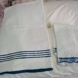 One bath and one hand towel (set)