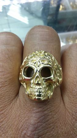 14k Gold skull ring 24.8 grams