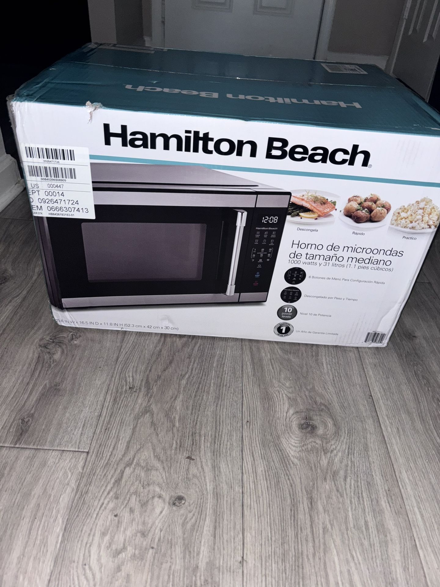 BRAND NEW Microwave – Never Used