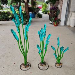 Turquoise Spike Metal Flowers Set (Yard Art) Pottery