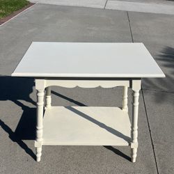 Cute White End Table In good Condition 