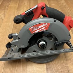Milwaukee M18 FUEL 18V Lithium-lon Brushless Cordless 6-1/2 in. Circular Saw (Tool-Only)