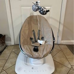 4moms mamaRoo with matching infant insert