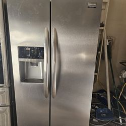 FRIGIDAIRE STAINLESS STEEL REFRIGERATOR// 33 WIDE /// GOOD CONDITION DELIVERY AVAILABLE FOR EXTRA FEE 