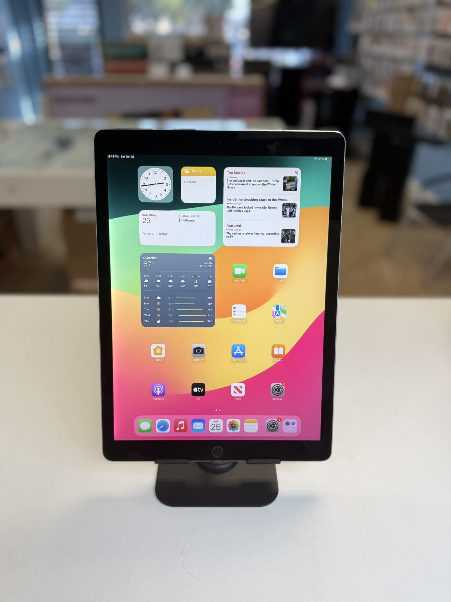 iPad Pro 12.9inch 64GB WiFi & cellular unlocked iOS 17.7 like New 