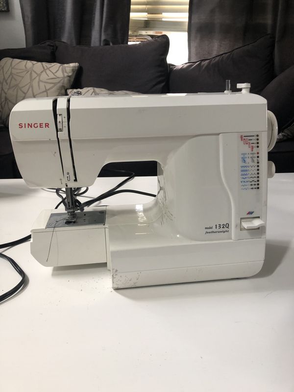 Singer Model 132Q featherweight sewing machine for Sale in Greenwood
