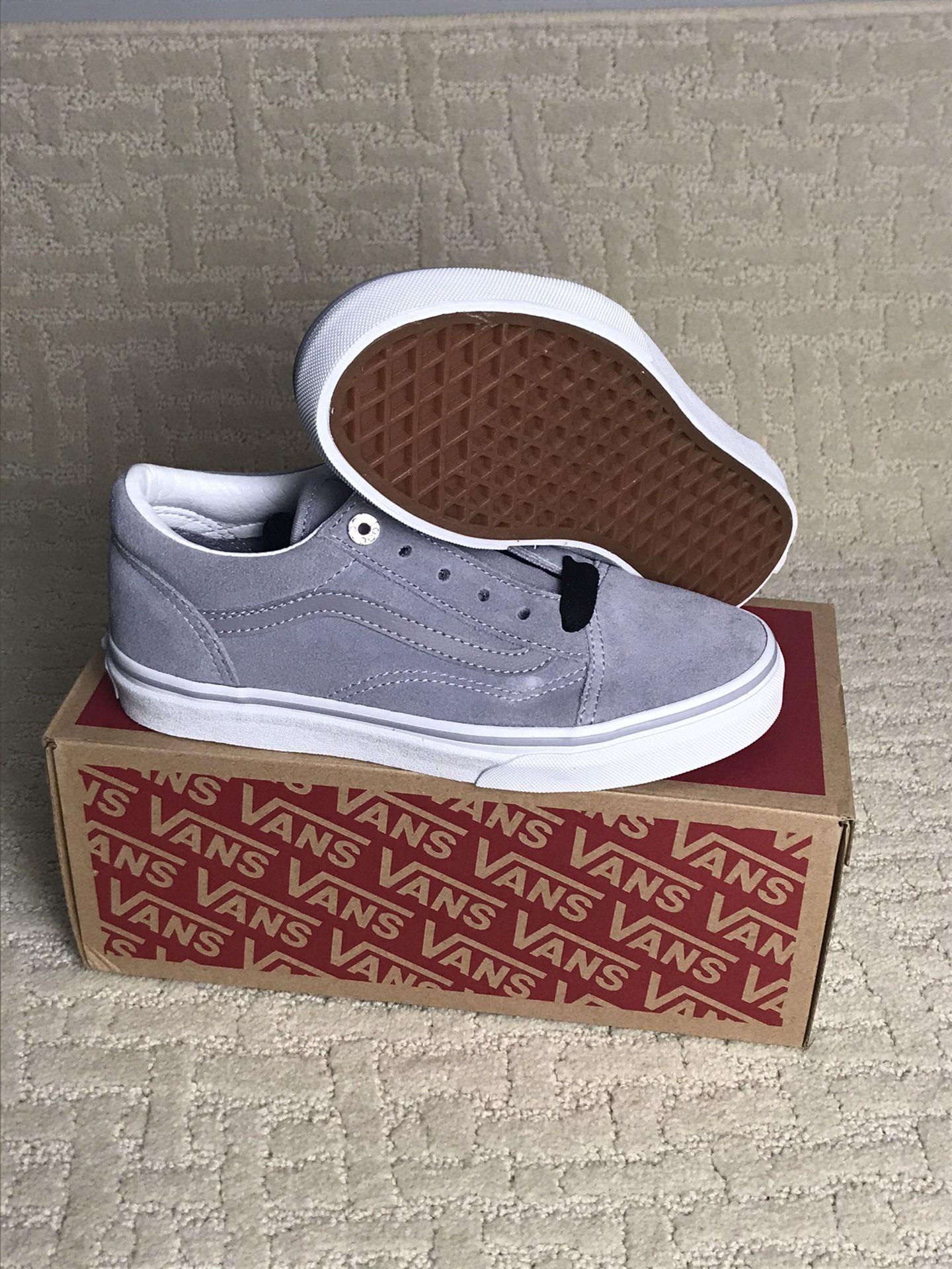 The Jewel Eyelets Old Skool, Size 3 New with box the Vans classic skate shoe and first to bare the iconic sidestripe, is a low top lace-up featurin