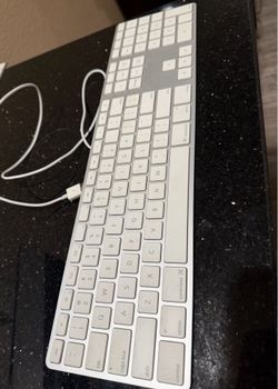 Apple Wired Keyboard with Numeric Keypad (A1243)