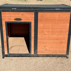 Retriever Lodge-Style Outdoor Wooden Dog House with Steel Frame