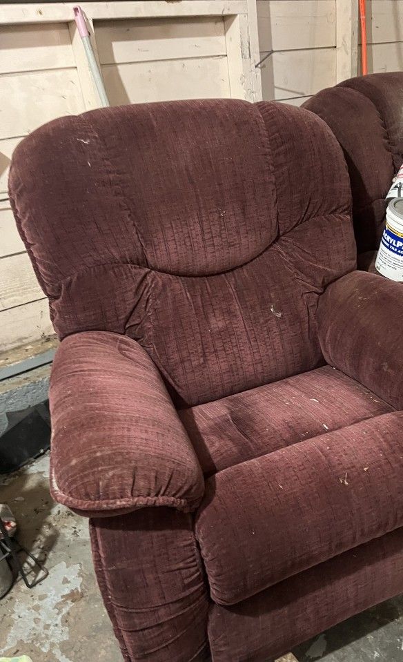 FREE VERY COMFORTABLE RECLINER CHAIRS