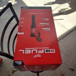 Milwaukee
M18 FUEL 120 MPH 500 CFM
18V Brushless Cordless Battery
Powered Leaf Blower Kit w/12.0
Ah FORGE Battery & Rapid
Charger
