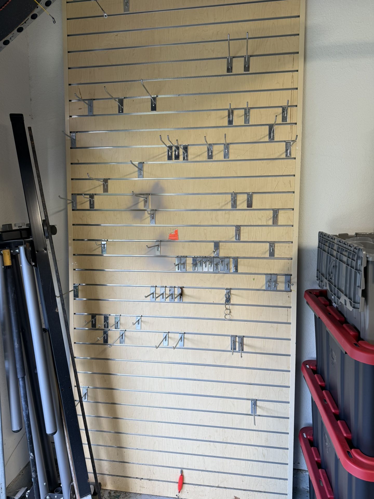 Commercial Retail Slat Wall With Pegs
