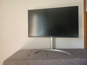 LG 27" 4k/60Hz Ips monitor.