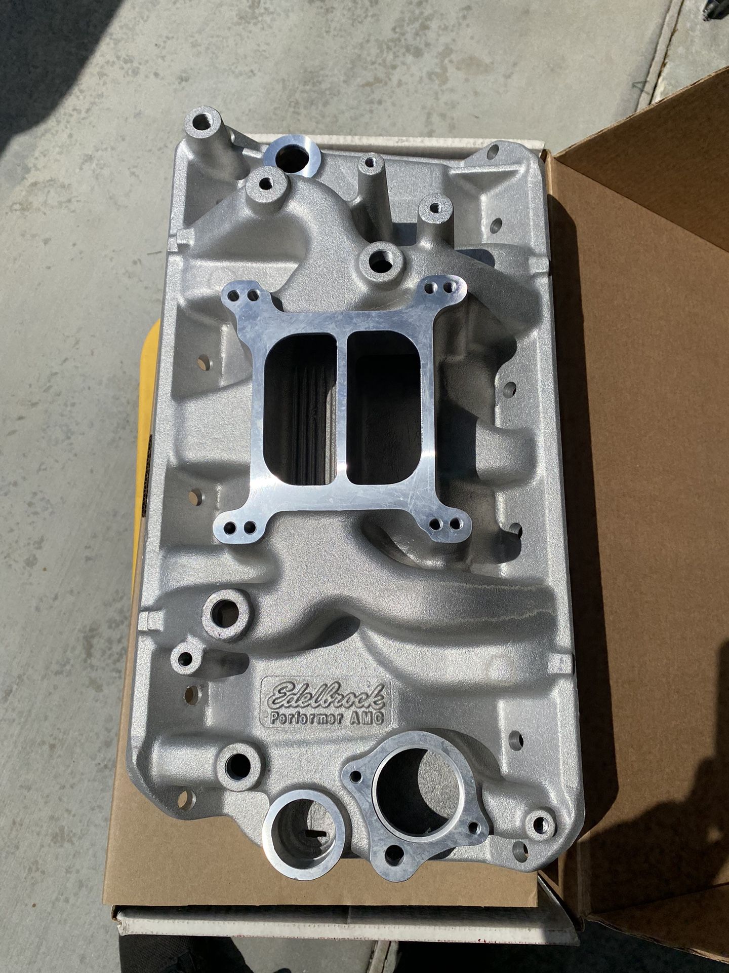 Edelbrock V8 Intake Manifold